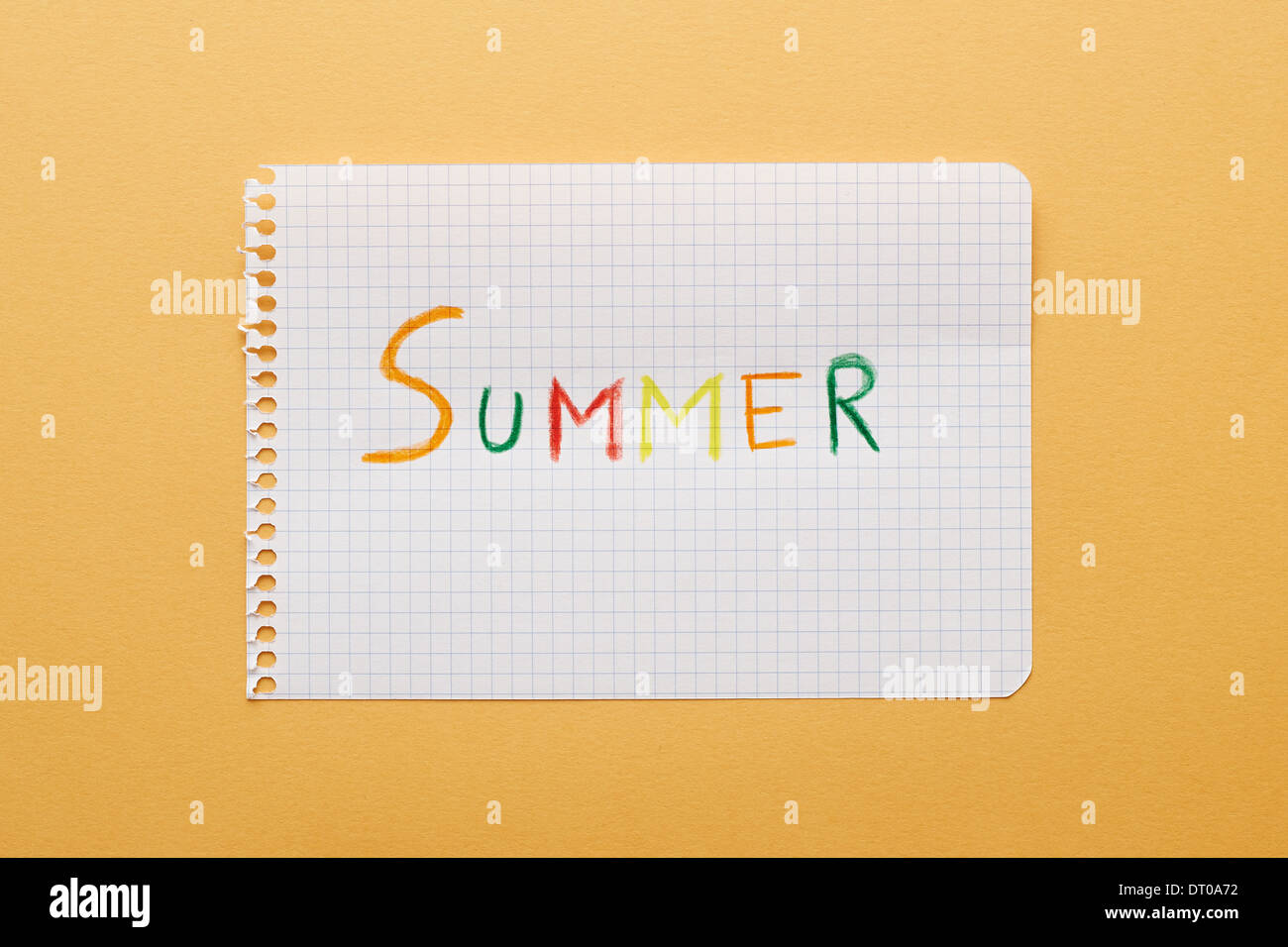 Sommer-Wort geschrieben am Notizblockseite in gelbem Hintergrund Stockfoto