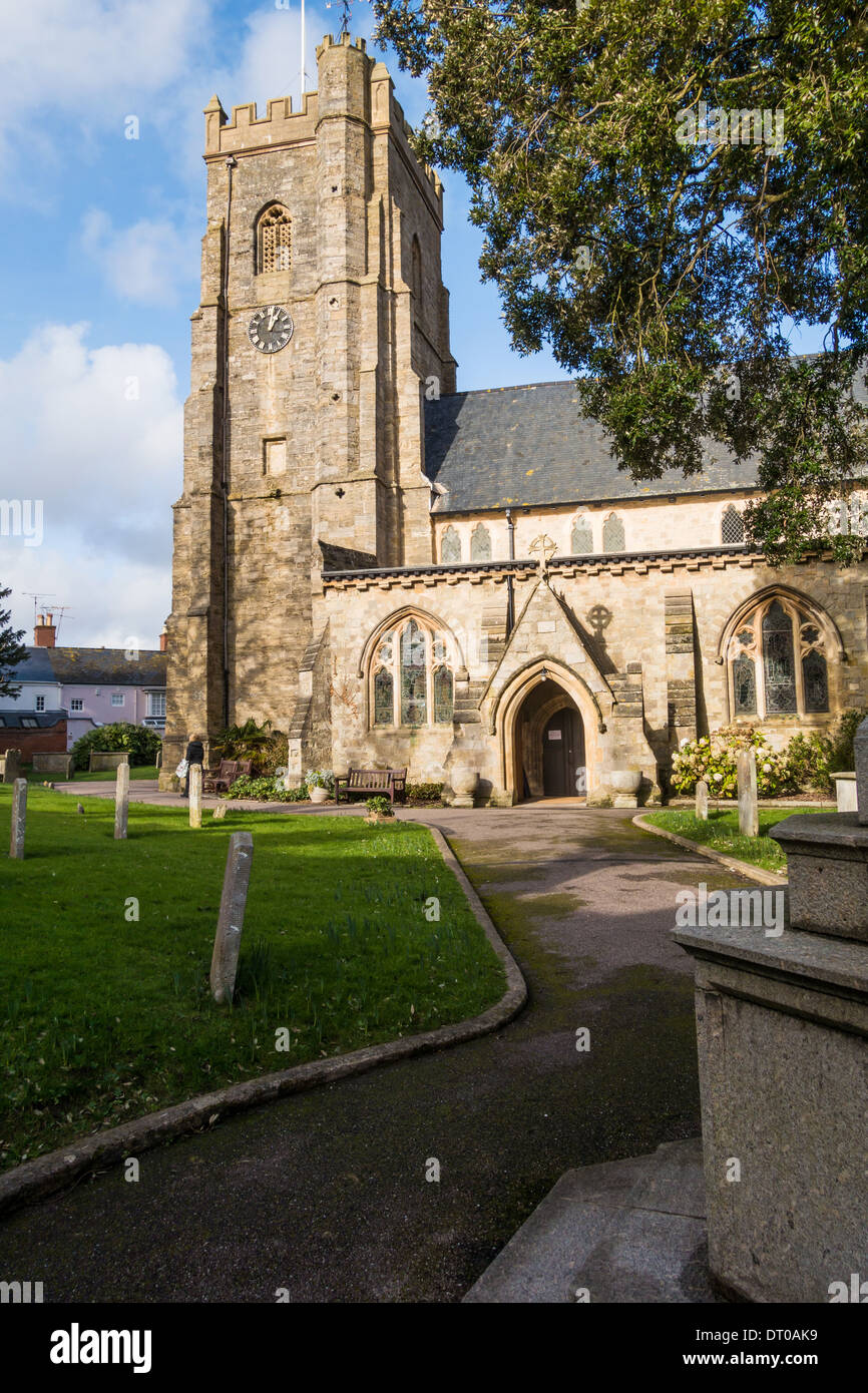 Sidmouth, Devon, England. Februar 2014. Die Pfarrkirche von St. Giles und St-Nicolas in der Church Street, Sidmouth Stadtzentrum entfernt. Stockfoto