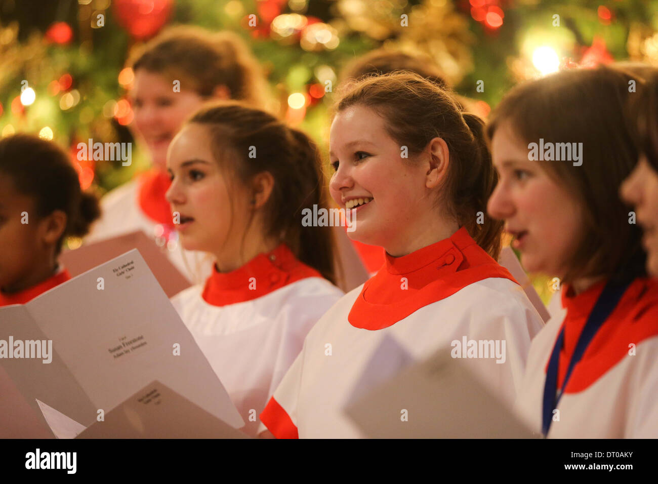 ELY KATHEDRALE MÄDCHENCHOR PROBEN FÜR DIE CHRISTMAS CAROL SERVICE. Stockfoto