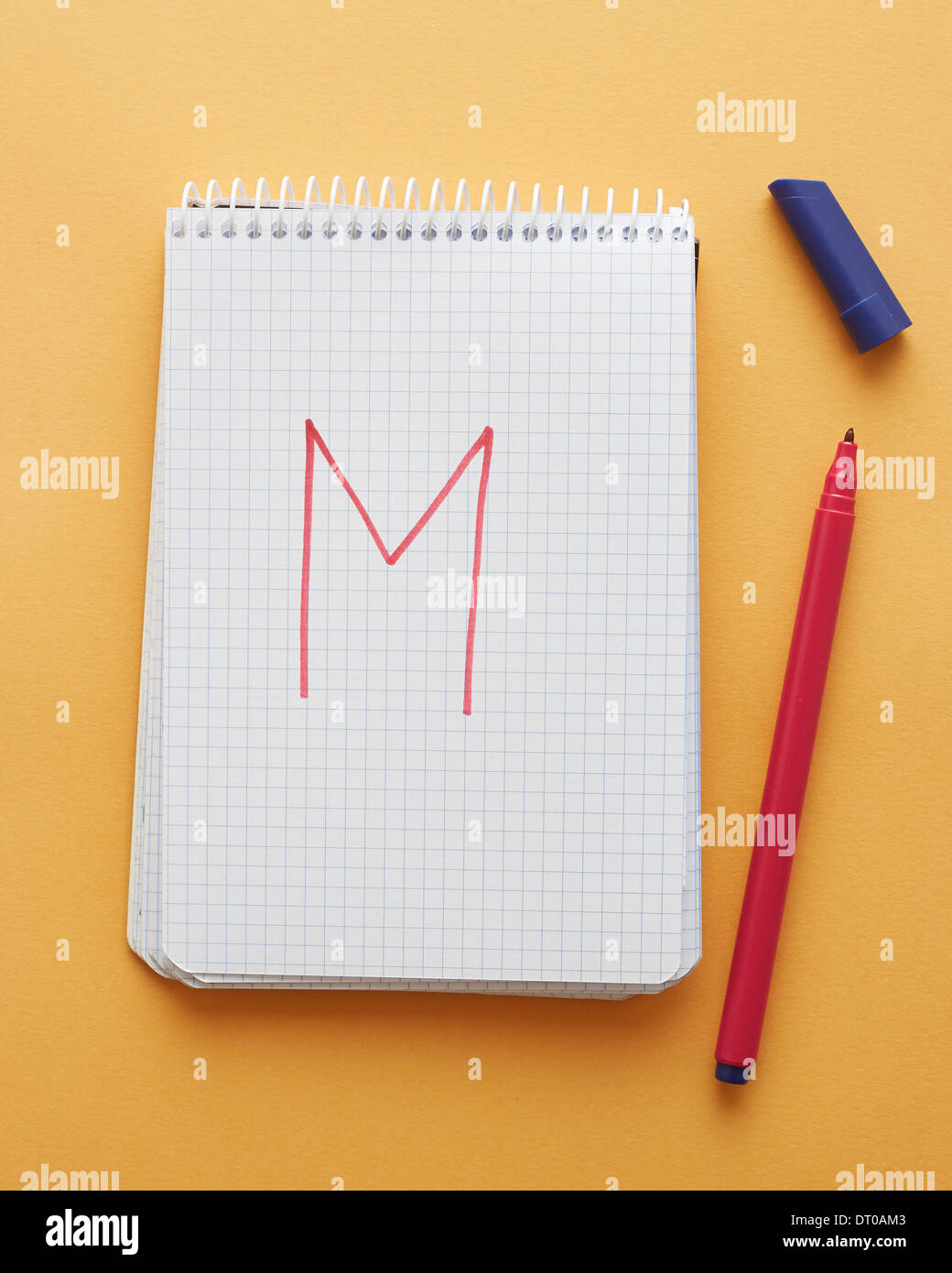 M-Brief handschriftlich in Notizblockseite auf gelbem Hintergrund alphabet Stockfoto