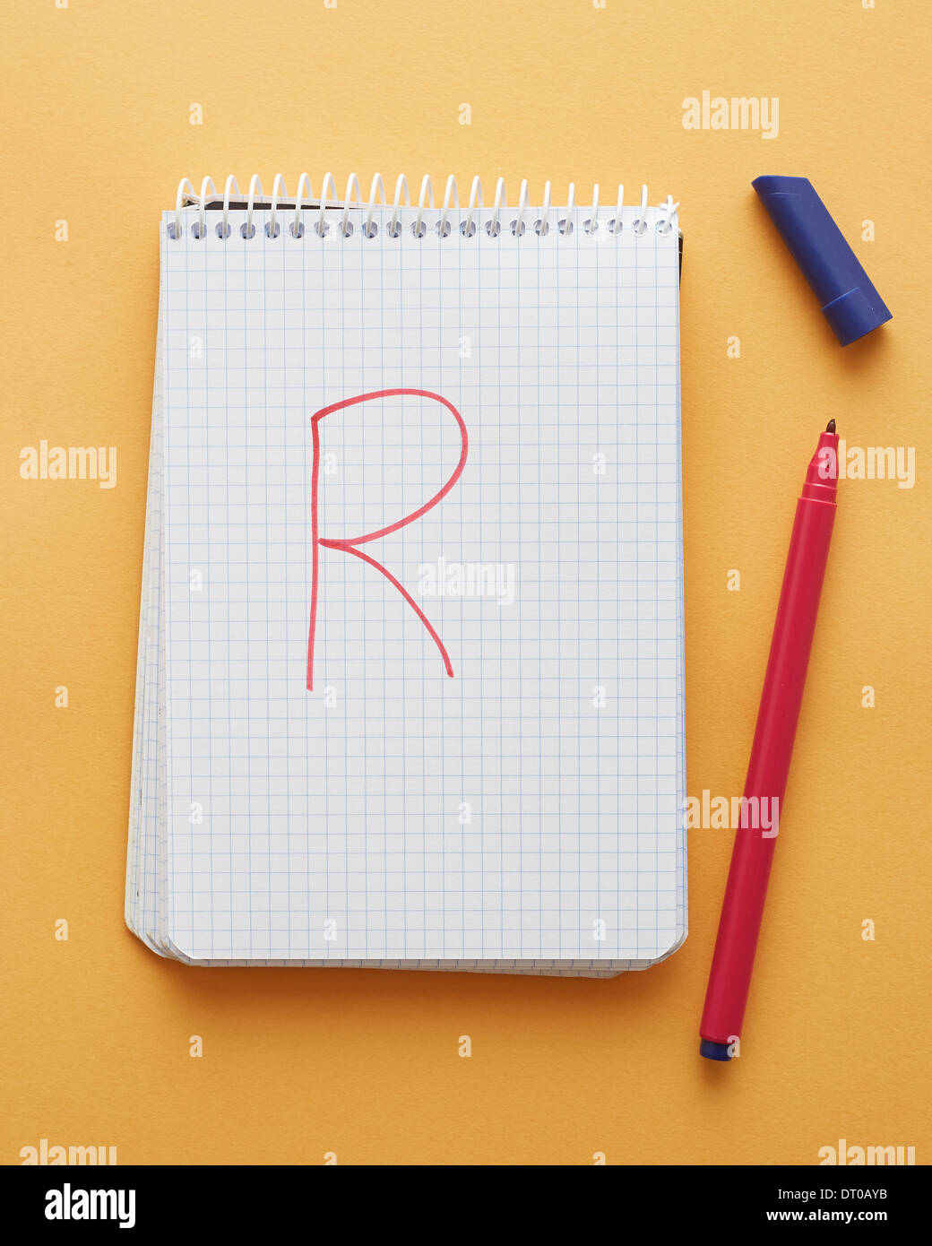 R-Brief handschriftlich in Notizblockseite auf gelbem Hintergrund alphabet Stockfoto