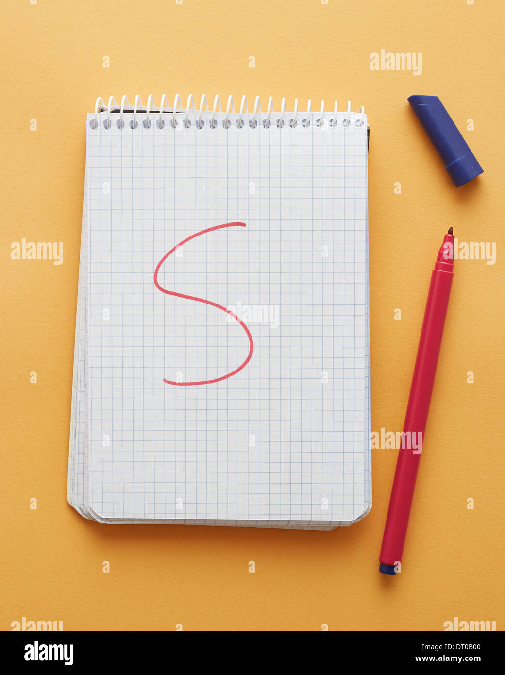 S Brief handschriftlich in Notizblockseite auf gelbem Hintergrund alphabet Stockfoto