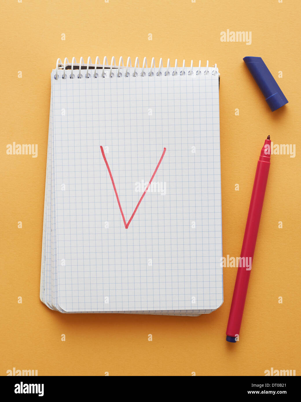 V-Brief handschriftlich in Notizblockseite auf gelbem Hintergrund alphabet Stockfoto