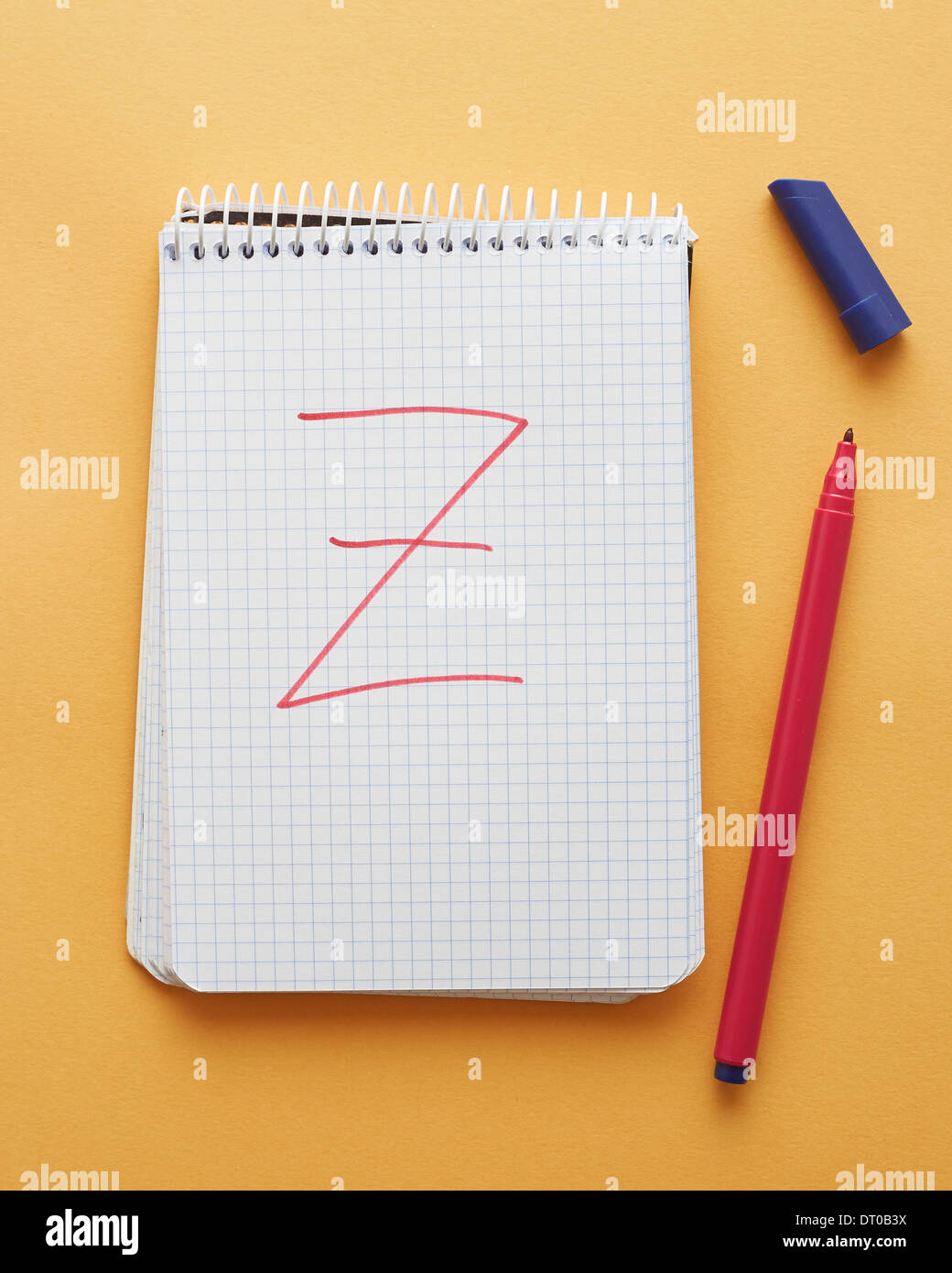 Z-Brief handschriftlich in Notizblockseite auf gelbem Hintergrund alphabet Stockfoto