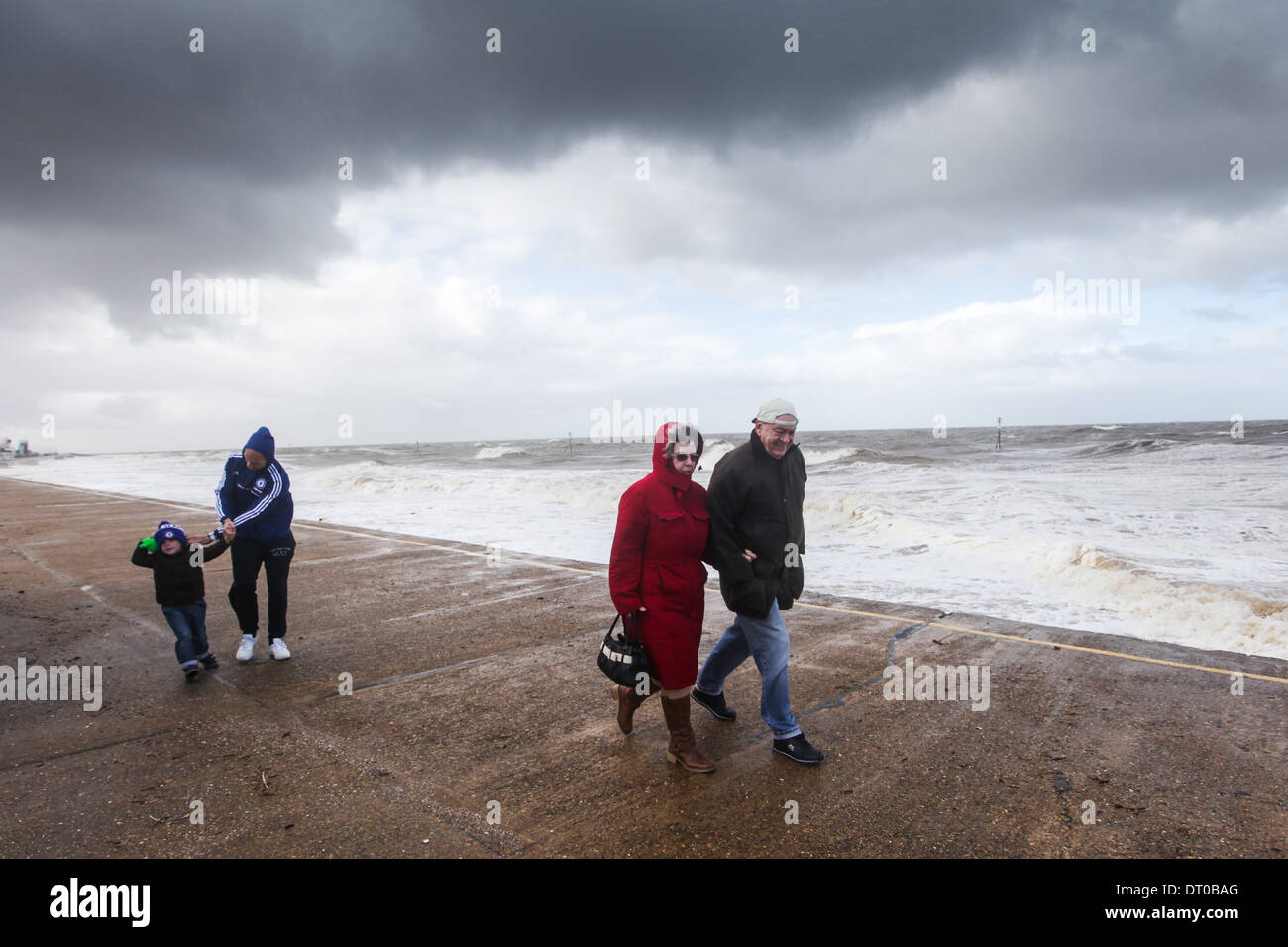 FLUT UND STÜRMISCHEM WETTER AN DIE KÜSTENSTADT HUNSTANTON NORFOLK ALS MENSCHEN FUß AUF DER PROMENADE Stockfoto