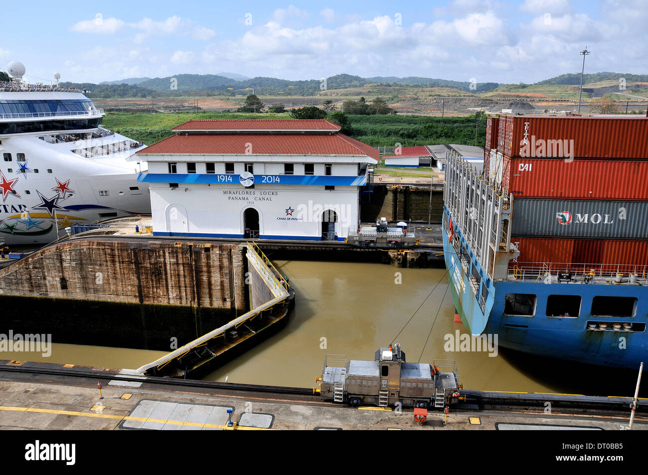 Mol Excellence Container Schiff und Norwegisch Sterne Kreuzfahrtschiff im Panamakanal Miraflores Schleusen Stockfoto