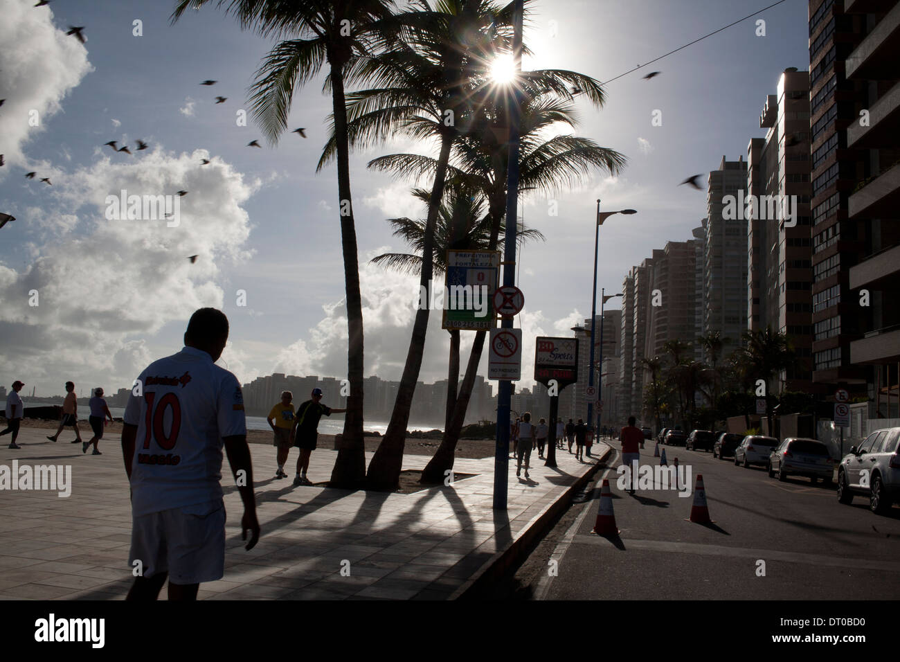 Skyline von Beira-Mar Avenue in Fortaleza, Bundesstaat Ceara, nordöstlichen Brasilien Jogger am Promenade großbürgerlichen Nachbarschaft Stockfoto