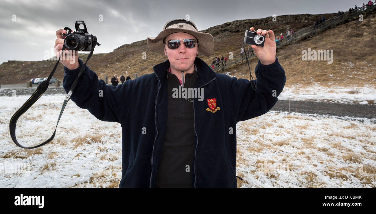 Aufnehmen von Bildern mit zwei Kameras am Gullfoss Wasserfall, Island Stockfoto