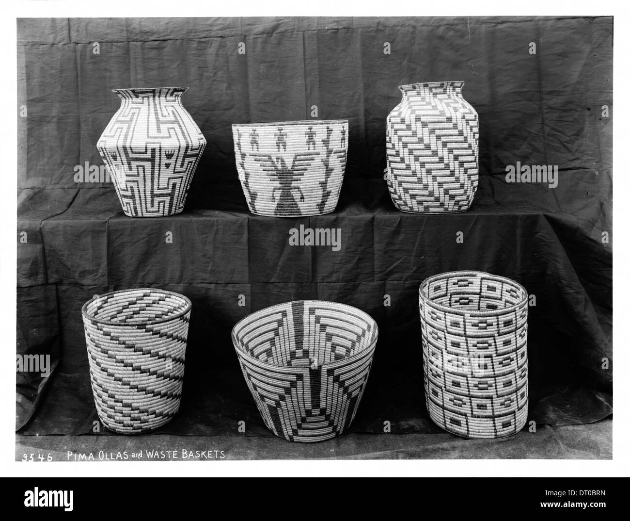 Eine Fotografie einer Sammlung von Körben der Pima-Indianer, einschließlich Oollas und Abfallkörben, aus dem Jahr 1904, die die Handwerkskunst und Kunst der Indianer zeigen. Stockfoto