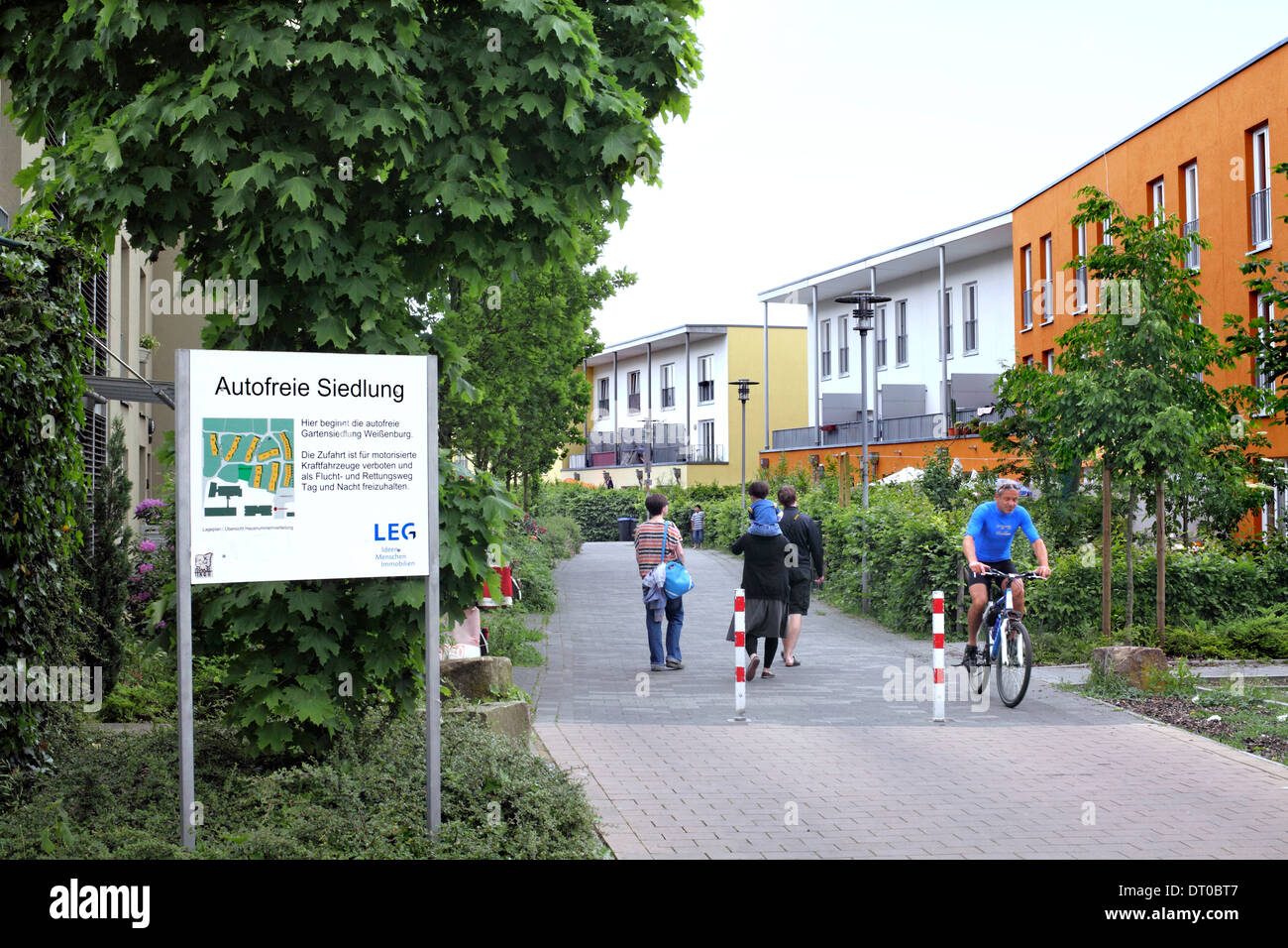 Einer der Eingänge zu Gartensiedlung Weissenburg, eine kostenlose Auto-Wohnsiedlung in Münster, Deutschland. Stockfoto