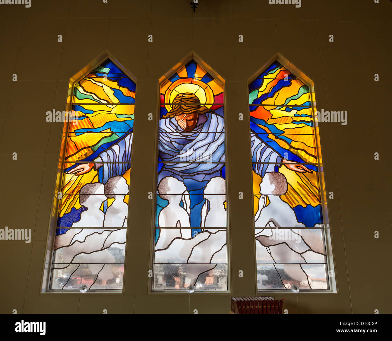 Grundarfjardarkirkja. Glasfenster in der Kirche in Grundarfjordur, Island Stockfoto