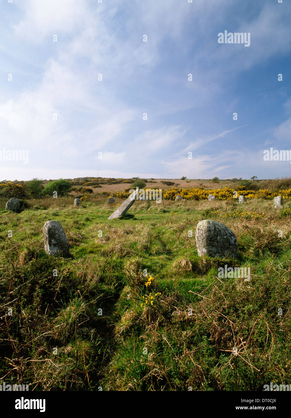 Blick vom SSE des mittleren Teils der Seilfahrt-UN-Steinkreis, St Buryan, Cornwall: Oval 19 Steine mit einer Säule aus der Mitte. Stockfoto