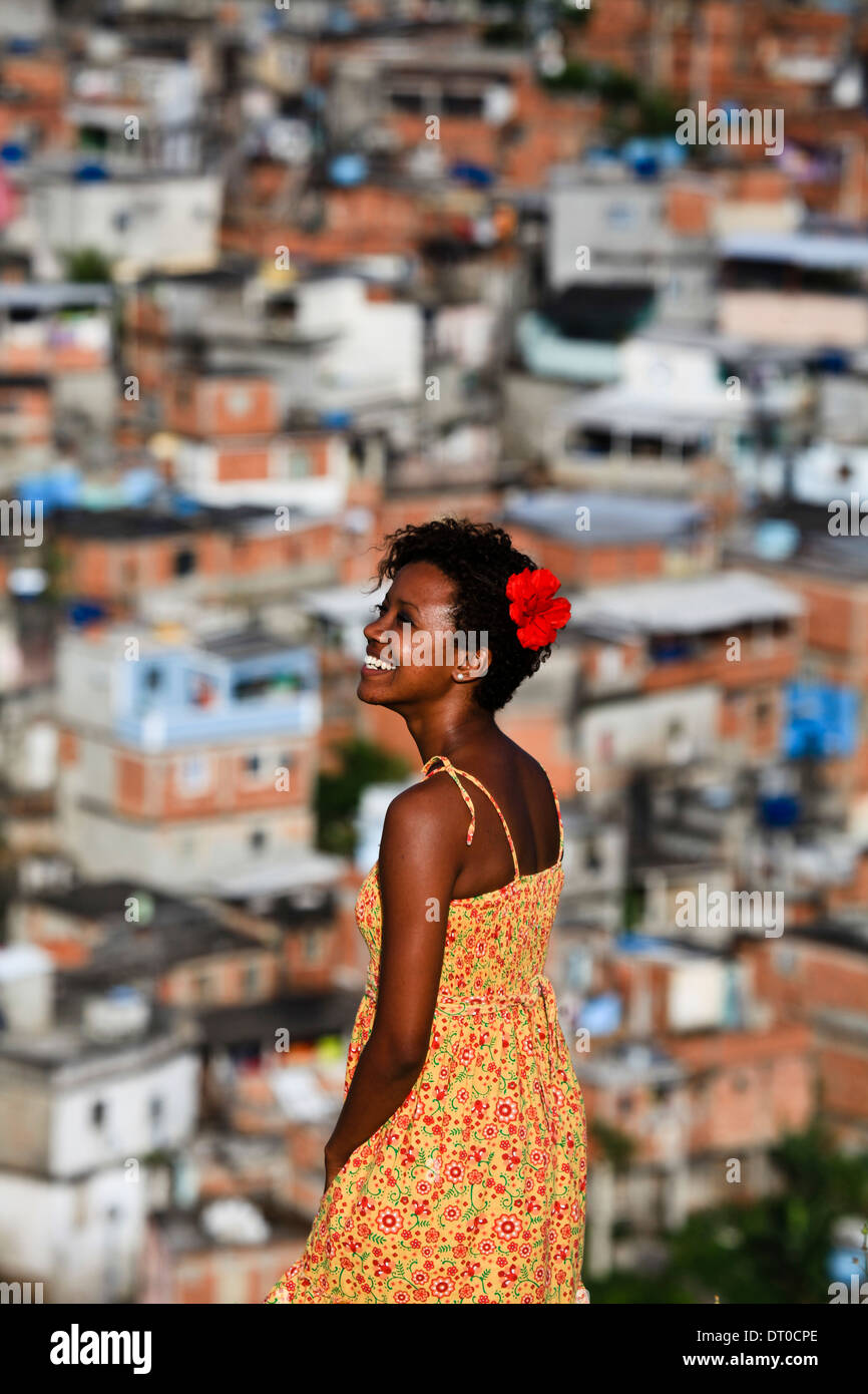 Schöne schwarze junge Frau in Complexo Do Alemao, Favela in Rio De Janeiro, Brasilien. Stockfoto