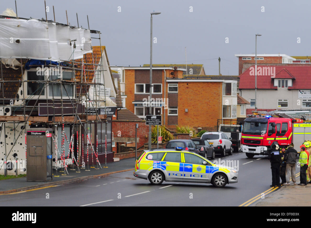 Peacehaven, Ost Susex, UK. 5. Februar 2014. Straße in Peacehaven geschlossen, wie Sturm Windstärke droht Telescombe Cliffs Gerüst zu blasen. Umleitungen wurden eingeführt, die verursacht Verkehrschaos für East Sussex. Es scheint kein Ende zu dem stürmischen Wetter mit starkem Wind Prognose für das Wochenende. Bildnachweis: David Burr/Alamy Live-Nachrichten Stockfoto