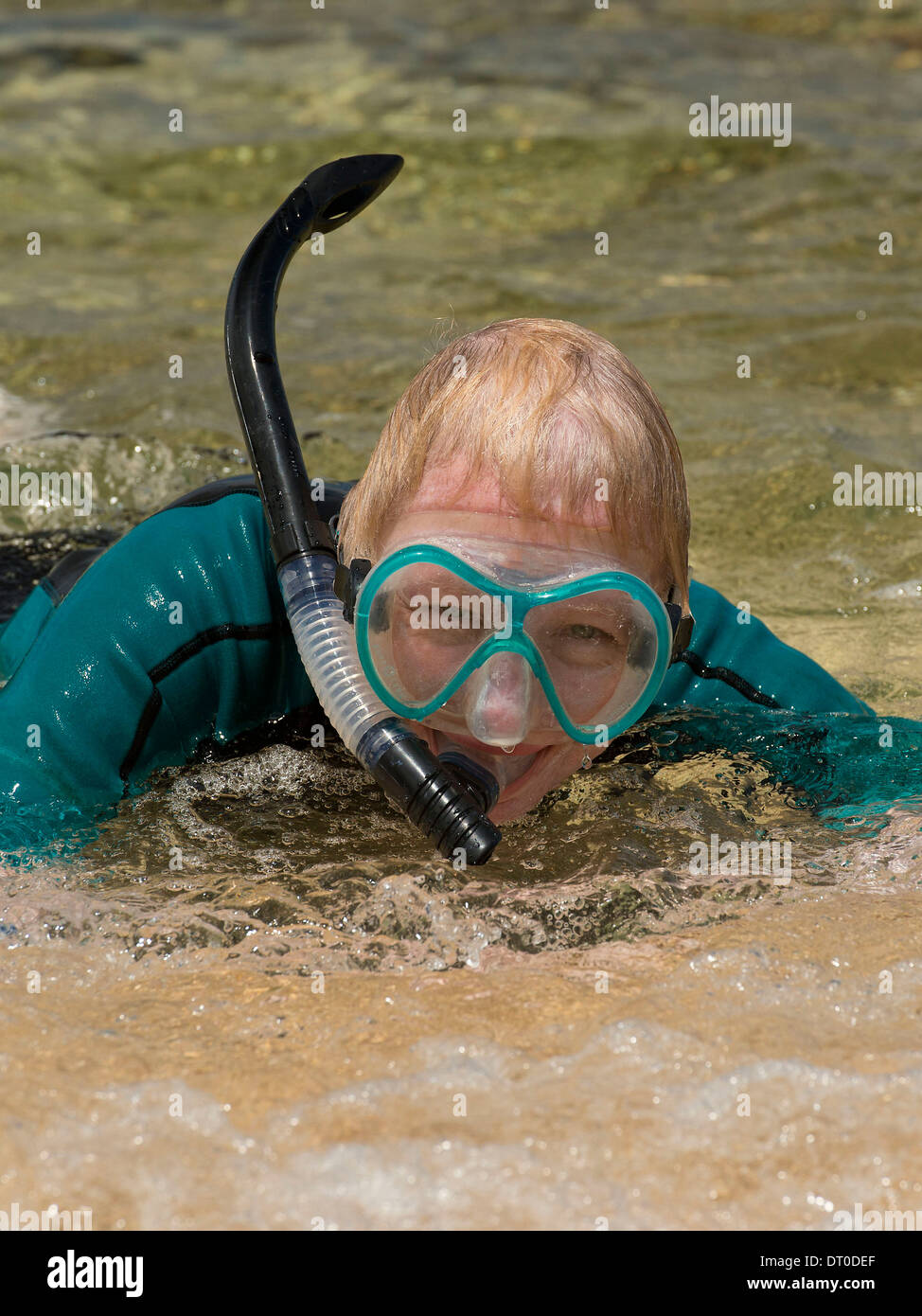 Alte Frau am Strand von Hawaii zu Schnorcheln Stockfoto