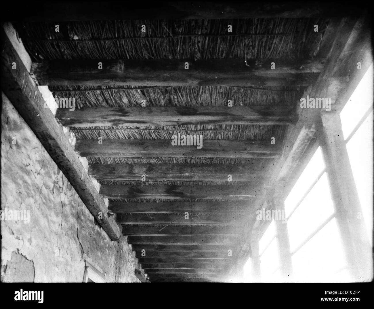 Ein detaillierter Blick auf die Decke in einem Flur oder Nebenraum der Mission San Jose, aufgenommen im Jahr 1906, zeigt die handwerkliche und architektonische Ausstattung der Mission. Stockfoto