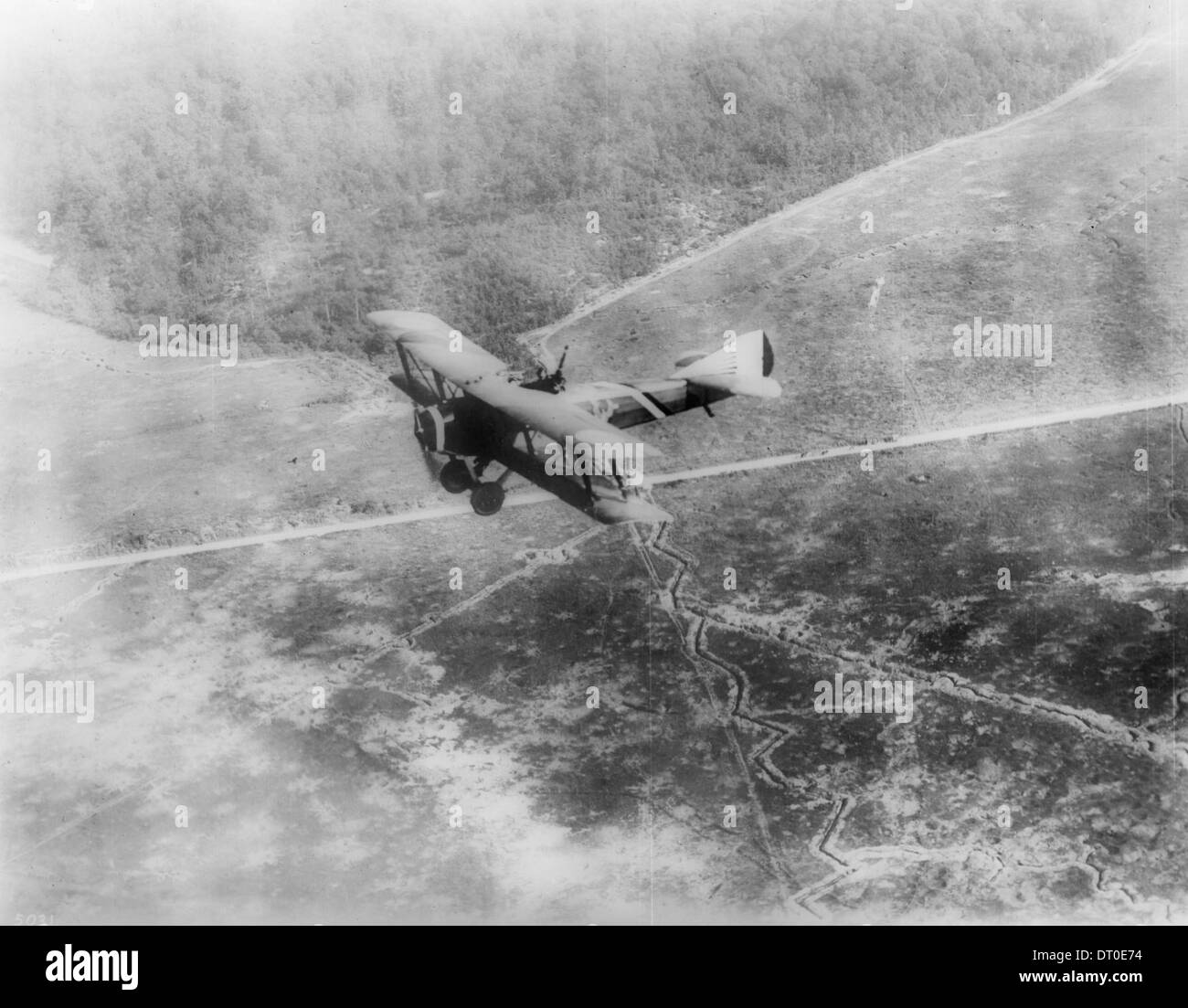 Luftaufnahme eines „Chateau Thierre Aeroplane“, eines Flugzeugs aus dem Ersten Weltkrieg, das zwischen 1914 und 1918 über den Argonne-Wald und französische Gräben flog. Stockfoto