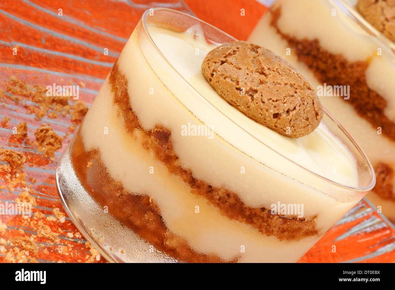 Nahaufnahme von Vanille Pudding und Amaretti Dessert im Glas Tassen serviert. Selektiven Fokus. Stockfoto