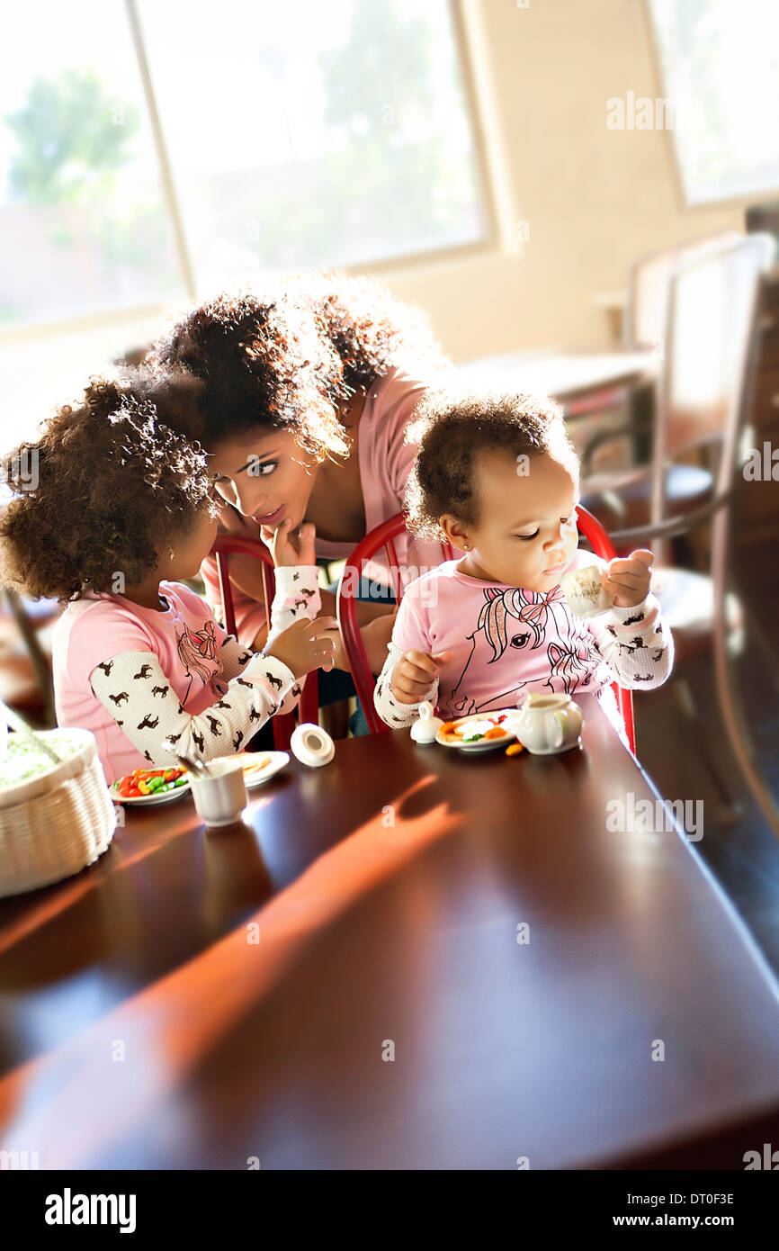 Mutter mit zwei Töchtern (12-17 Monate, 4-5) genießen Sie Tee-Party Stockfoto