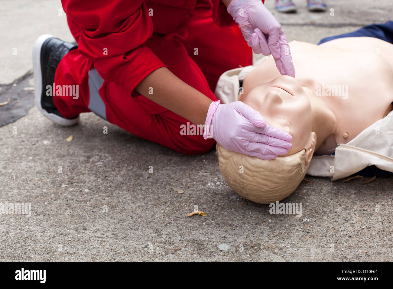 CPR-Praktiker Airways an Dummy Prüfung Stockfoto
