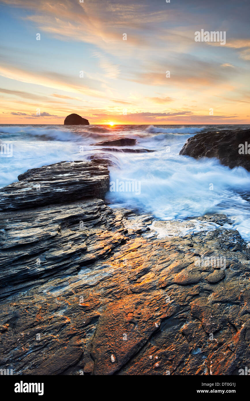Sonnenlicht reflektieren auf den Felsen am Trebarwith Strand Stockfoto