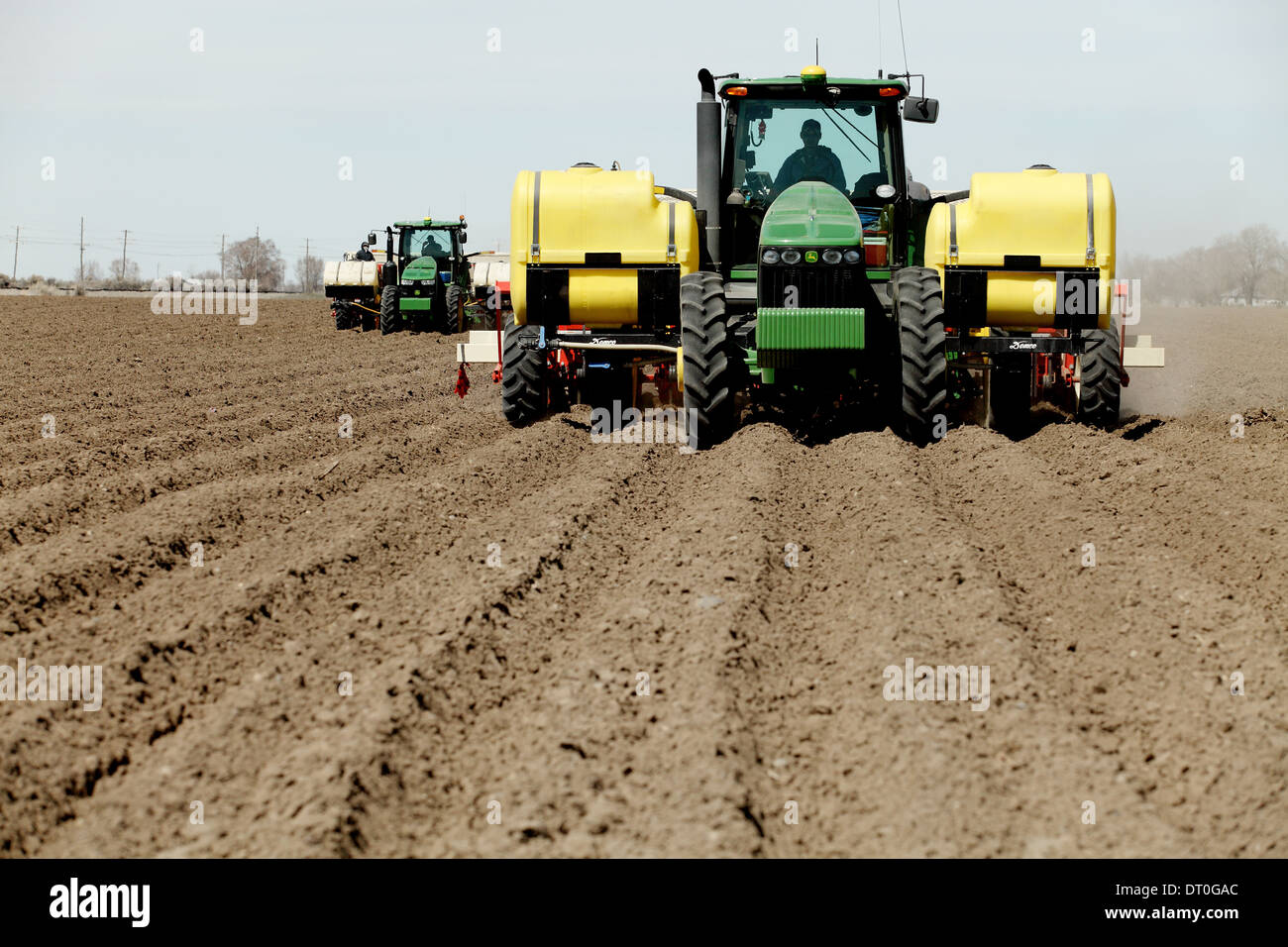 Traktoren und andere landwirtschaftliche Maschinen in den Bereichen berühmten Idaho Kartoffeln Pflanzen. Stockfoto
