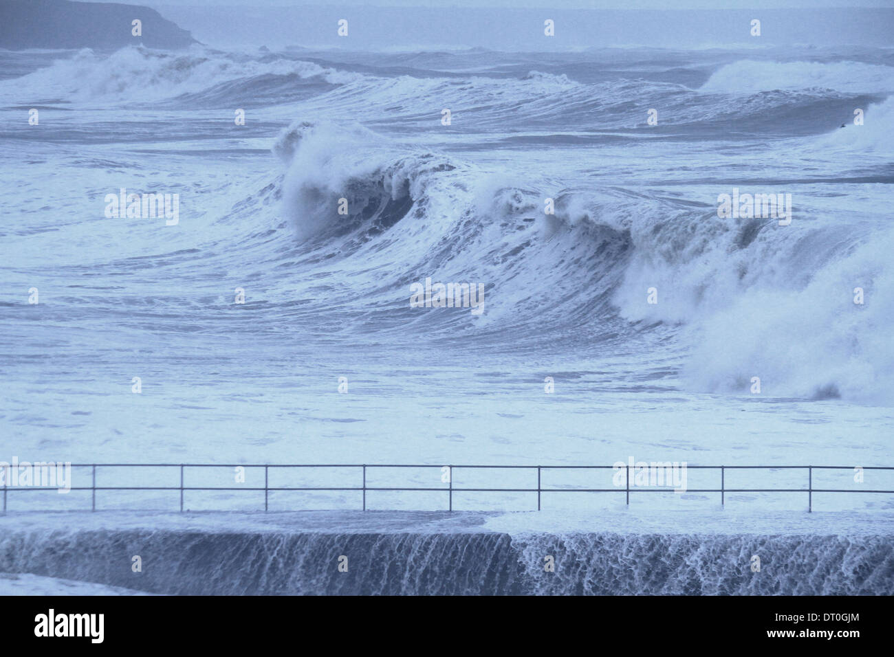 Riesige Welle nähert sich Porthleven, Cornwall Stockfoto