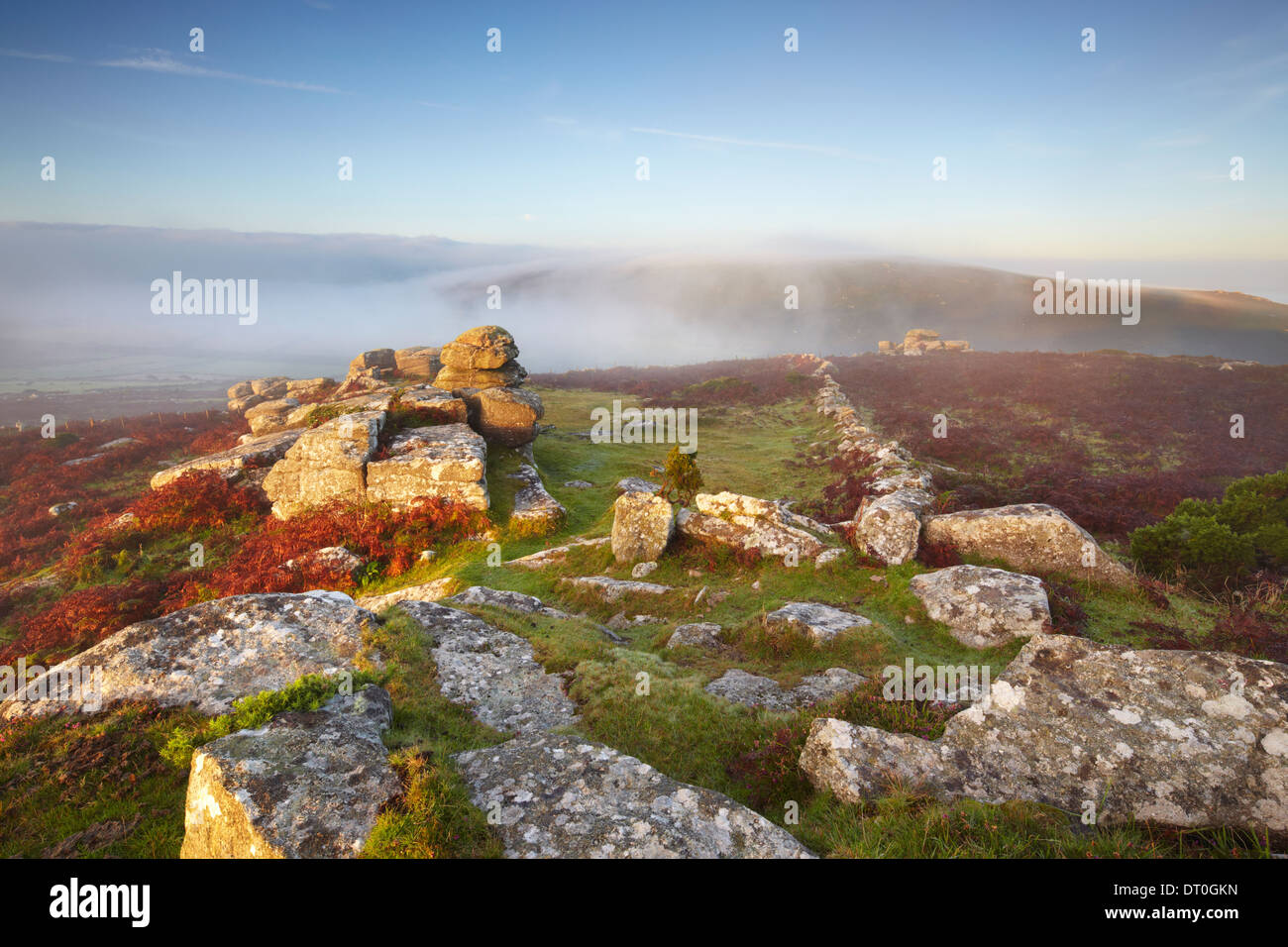 Nebel über den Hügeln von West Penwith Moorland drapieren Stockfoto