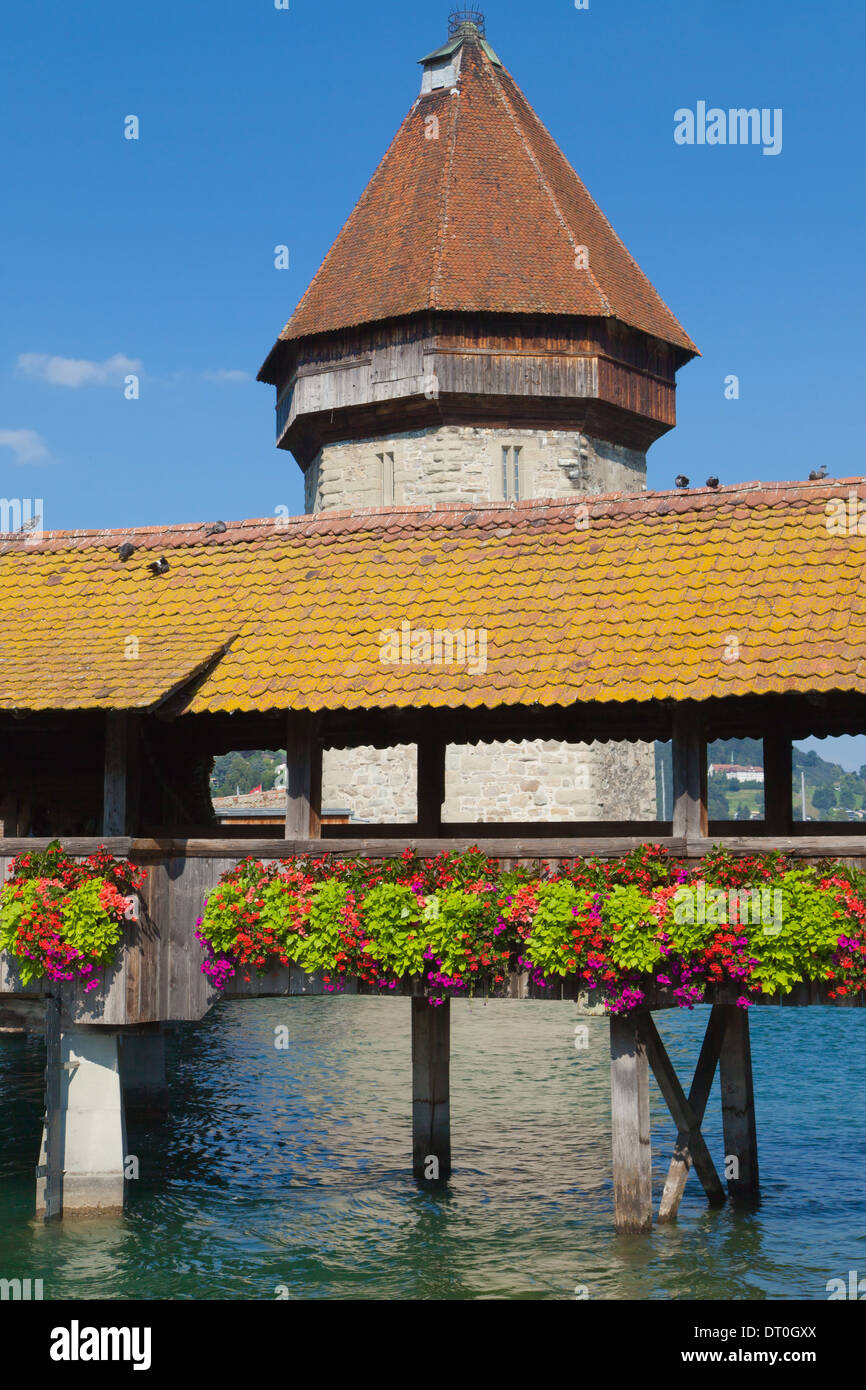 Kapellbrucke und Wasserturm in Luzern, Schweiz. Stockfoto