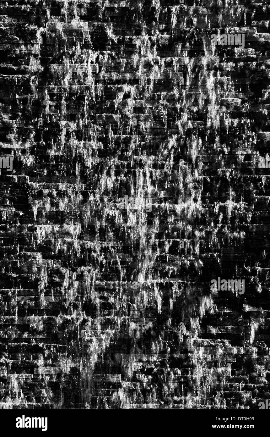 Schatten Tanz - Wasserfall über kleine Rough cut Steinplatten Stockfoto