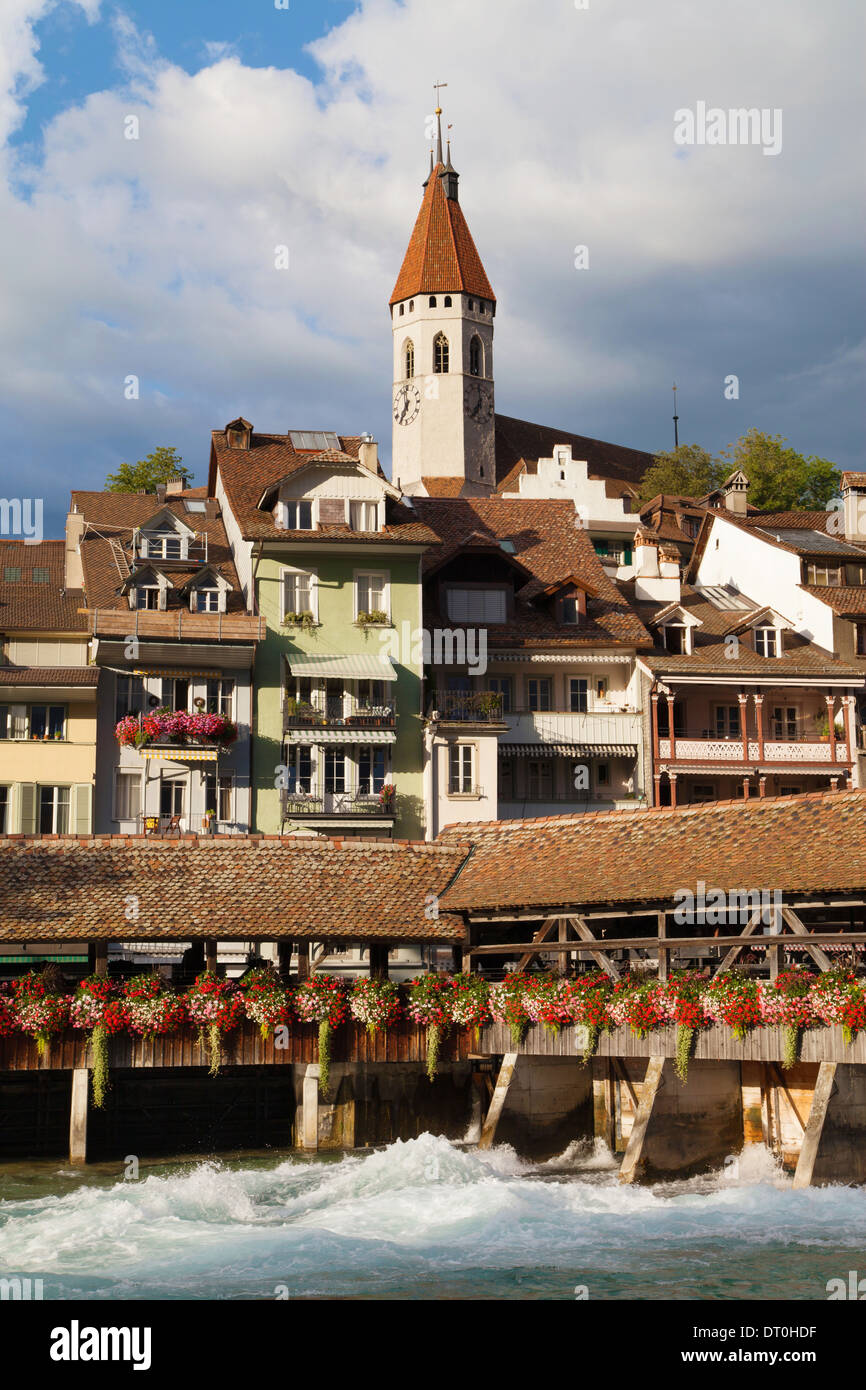 Obere Schleuse und Stadtkirche in Thun, Schweiz. Stockfoto