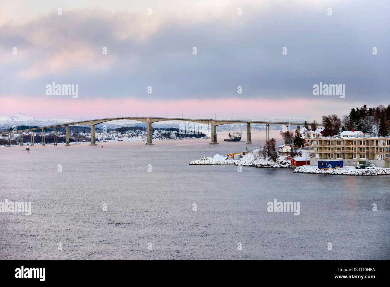 Die Straßenbrücke an der Küste Stadt Finnsnes, Troms Grafschaft, Norwegen Stockfoto