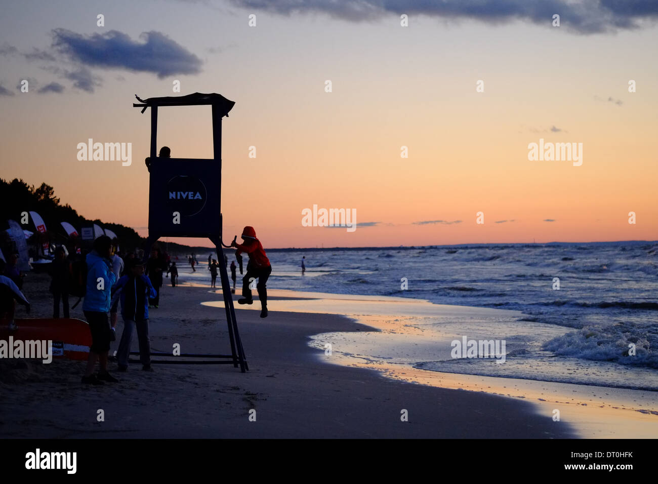 Jantar Stadt, baltischen Küste am Meer bei Sonnenuntergang, Teenager genießt des Ortes Stockfoto