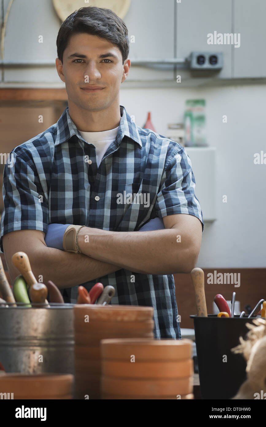 Junger Mann Woodstock New York USA Bio-Bauernhof in Potting Shed-Werkbank Stockfoto