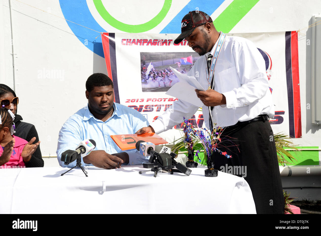 5. Februar 2014: Travonte Valentine von Champagnat Catholic School in Hialeah, Florida unterschreibt seine nationalen Letter Of Intent mit Louisiana State University. Stockfoto