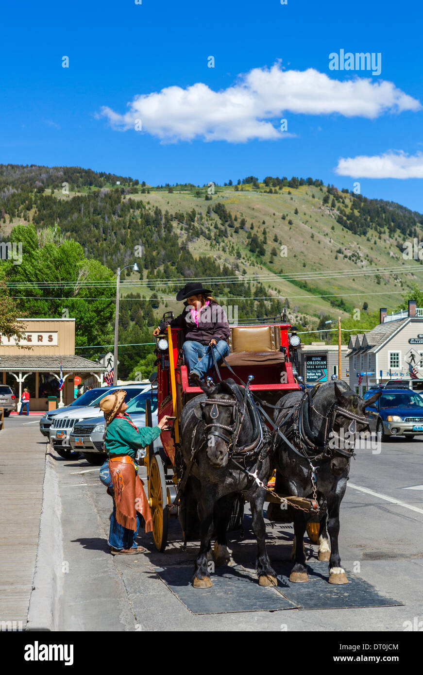 Postkutsche fahren am East Broadway in der Innenstadt von Jackson, Wyoming, USA Stockfoto