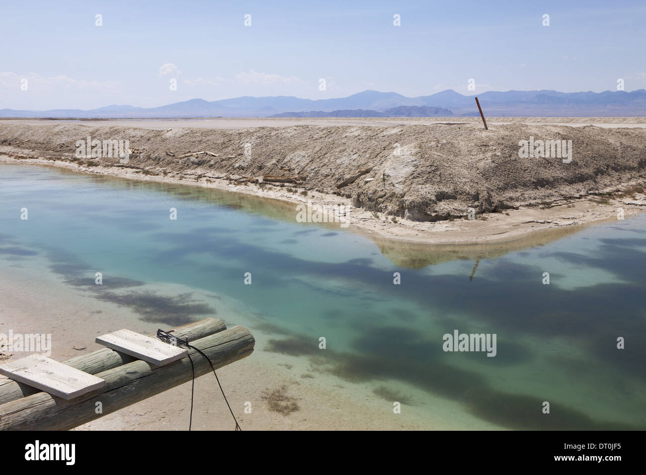 Salzsee von Bonneville Utah USA industriellen Kanal und Wasser in der Wüste Gehweg Stockfoto