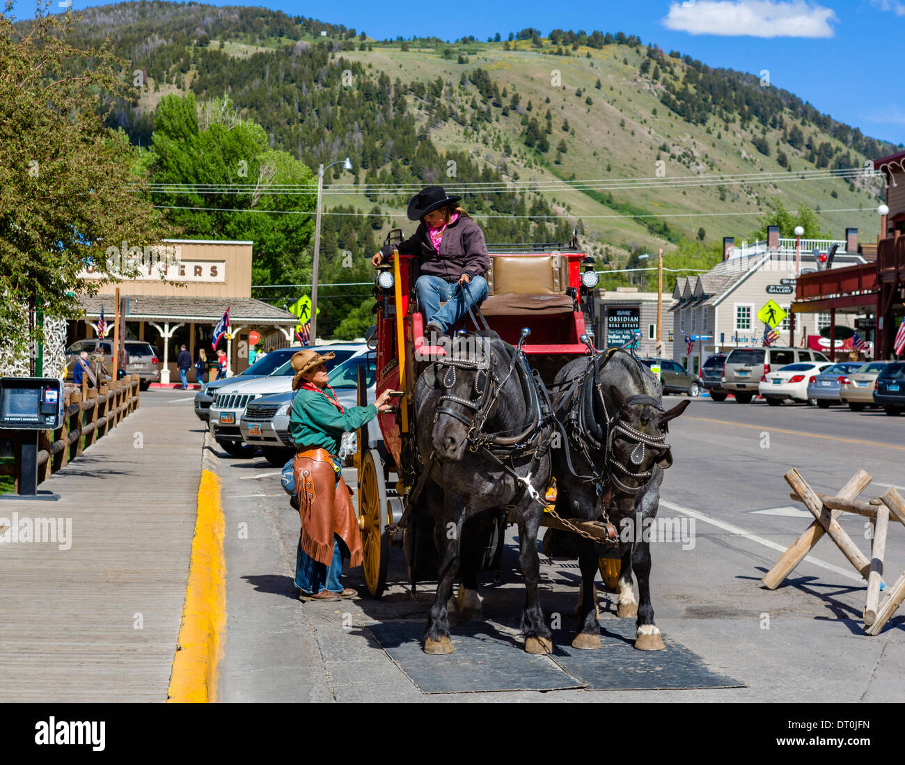 Postkutsche fahren am East Broadway in der Innenstadt von Jackson, Wyoming, USA Stockfoto