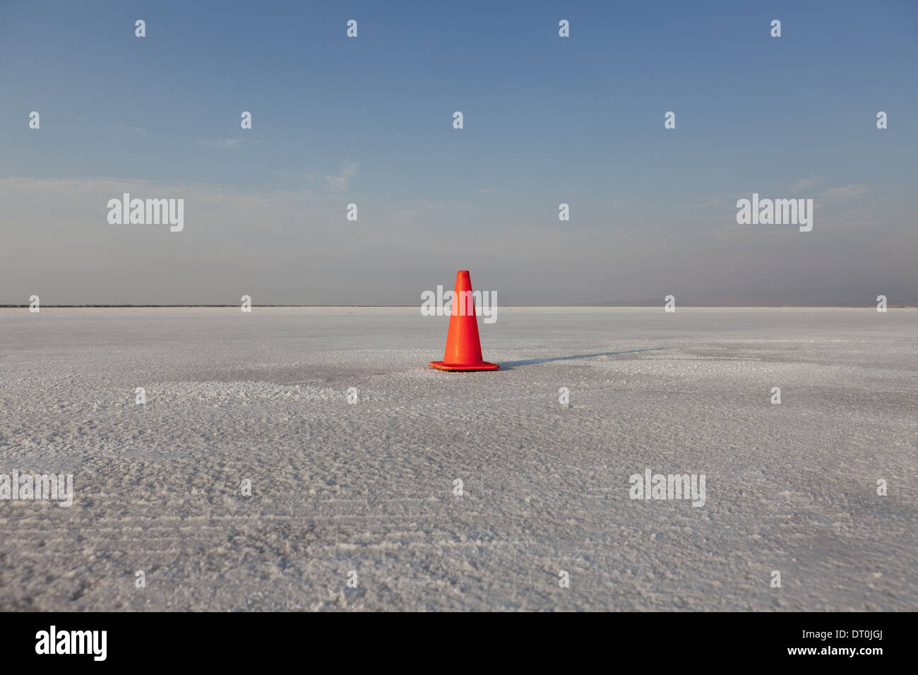 Salzsee von Bonneville Utah USA Verkehr Kegel Track Marker auf den Bonneville Salt Flat Stockfoto