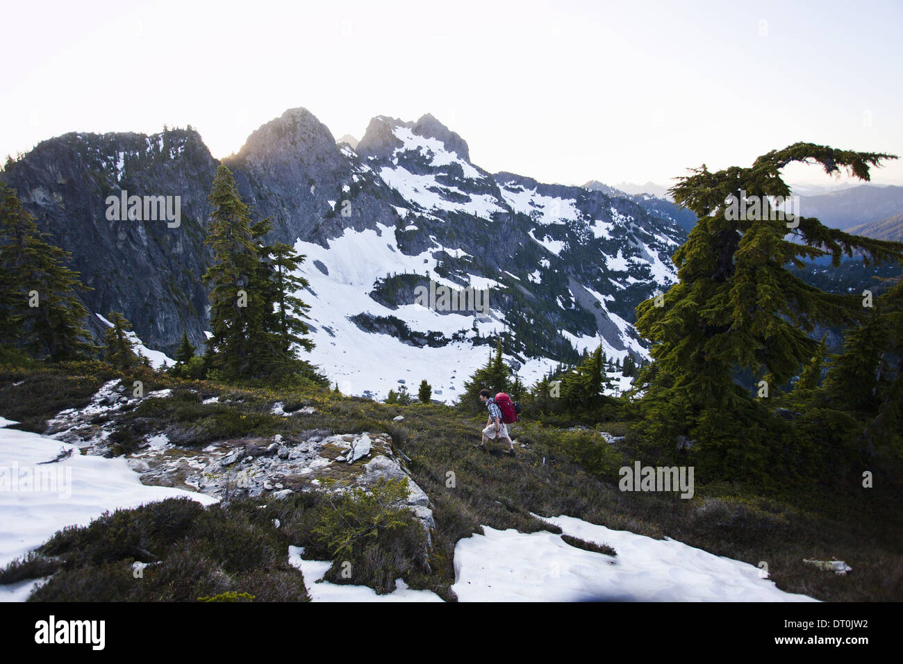 Washington State USA Mann Wanderungen Schnee Patch Kaskaden Washington USA Stockfoto