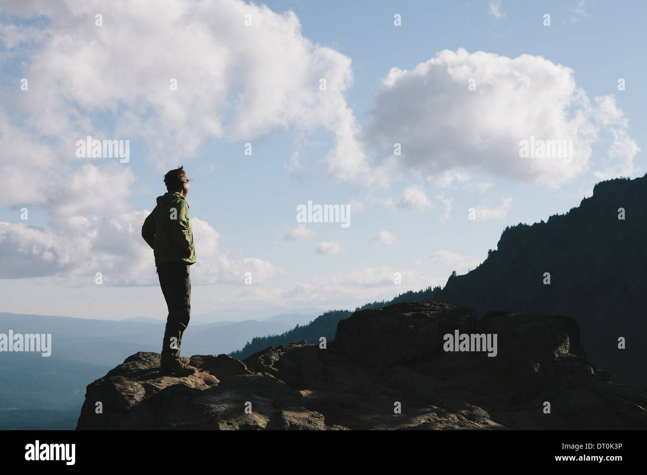 Washington State USA männlichen Wanderer stehend auf felsigen Klippen Dämmerung Stockfoto