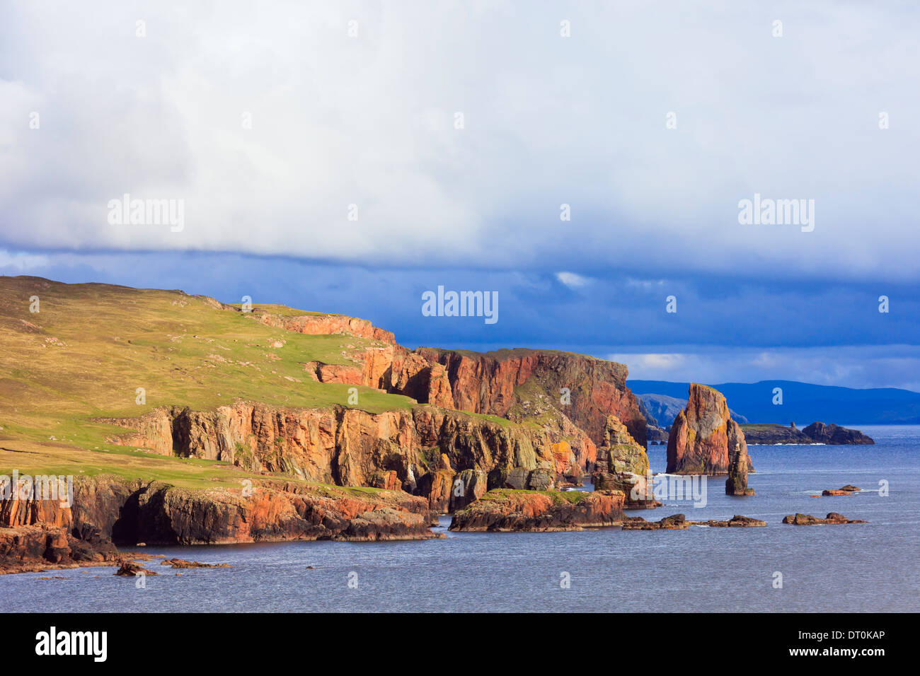 Die Drongs aus rotem Sandstein sea Stacks in Braewick auf die zerklüftete Küstenlinie. Eshaness, Shetlandinseln, Schottland, Großbritannien, Großbritannien Stockfoto