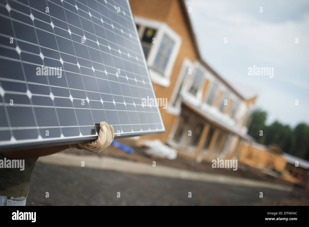 Woodstock, New York USA Arbeiter mit Solar-Panel auf Baustelle Stockfoto