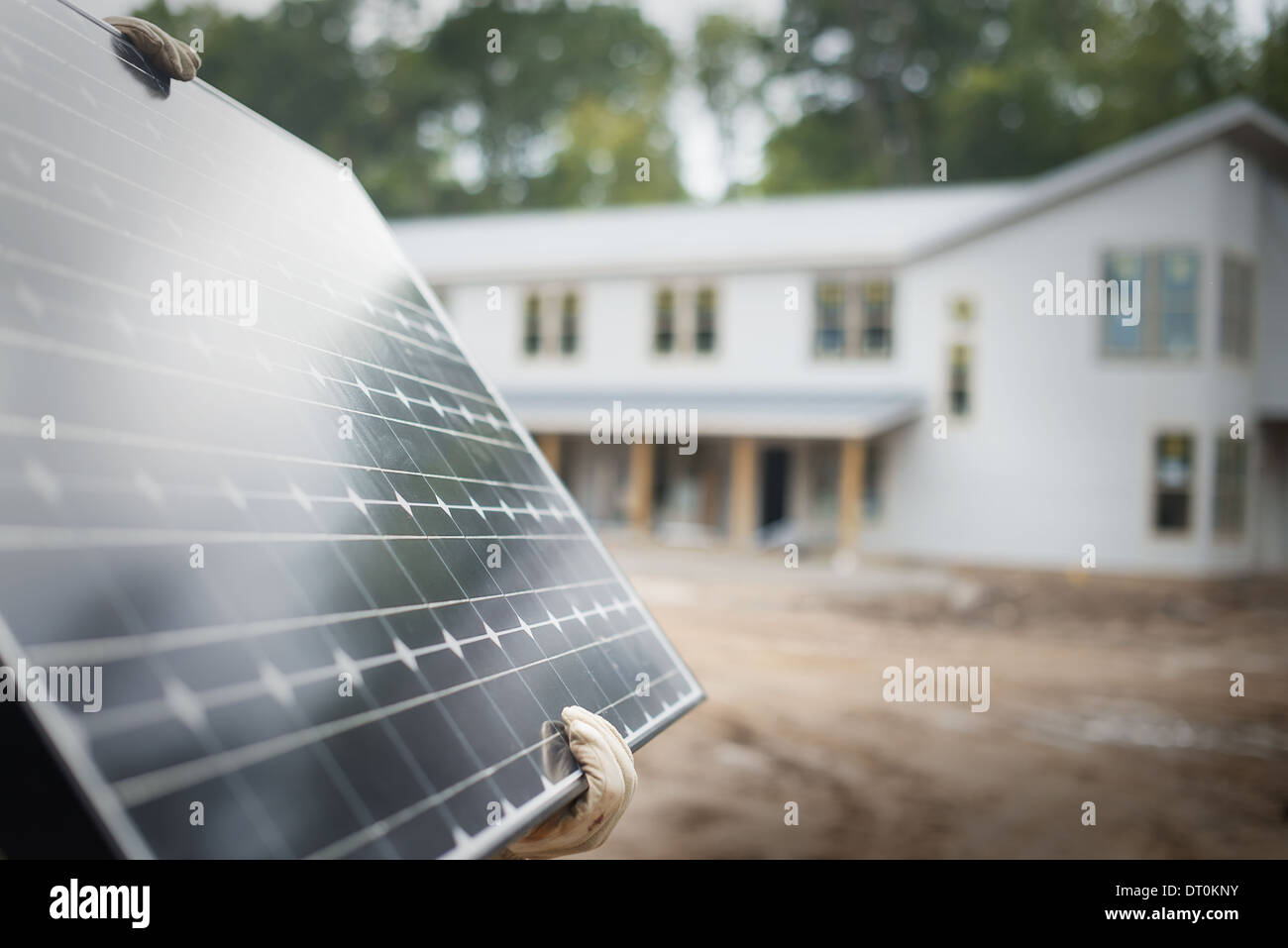 Woodstock, New York USA Arbeiter mit Solar-Panel auf Baustelle Stockfoto