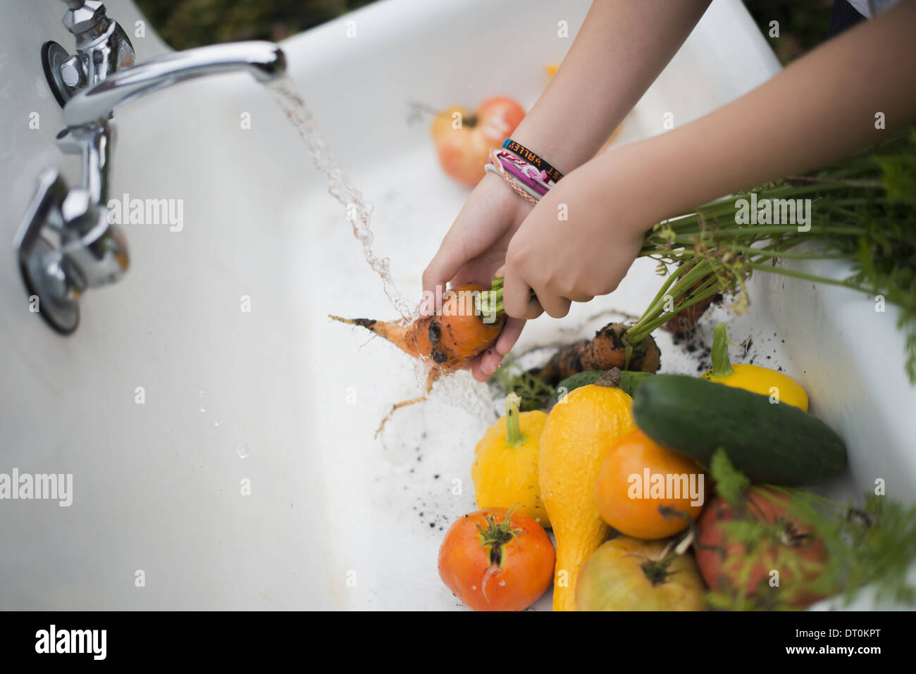 Woodstock New York USA ökologischer Landbau junges Mädchen waschen von Gemüse Stockfoto