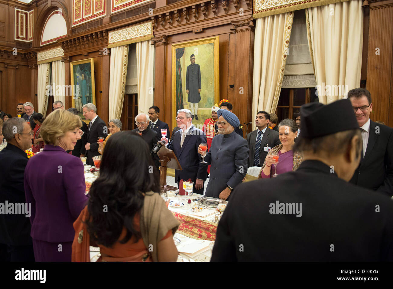 German President Joachim Gauck (C) macht einen Toast während der State Dinner in der offiziellen Residenz des indischen Präsidenten in New Dehli, Indien, 5. Februar 2014. Auf der linken Seite ist der indischen Premier Manmohan Singh, ist auf der rechten Seite, indischen Präsidenten Pranab Mukherjee sowie Präsident der Congress Party Sonia Gandhi. Der deutsche Bundespräsident ist auf einem sechstägigen Besuch in Indien. Foto: BUNDESREGIERUNG/GUIDO BERGMANN Stockfoto