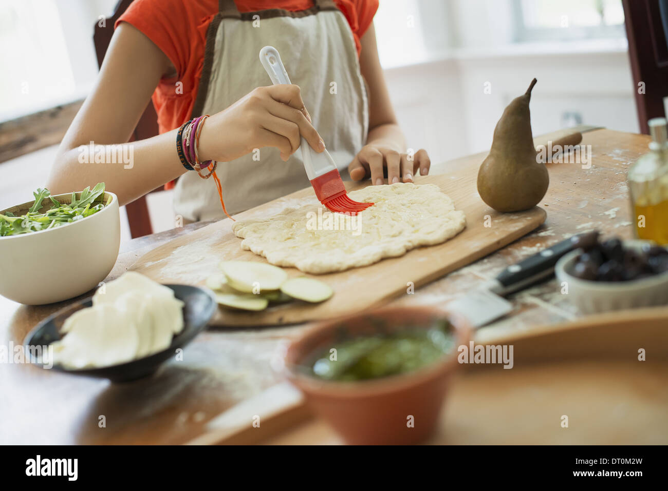 Woodstock, New York USA Person machen Wrap mit frischen Zutaten Stockfoto