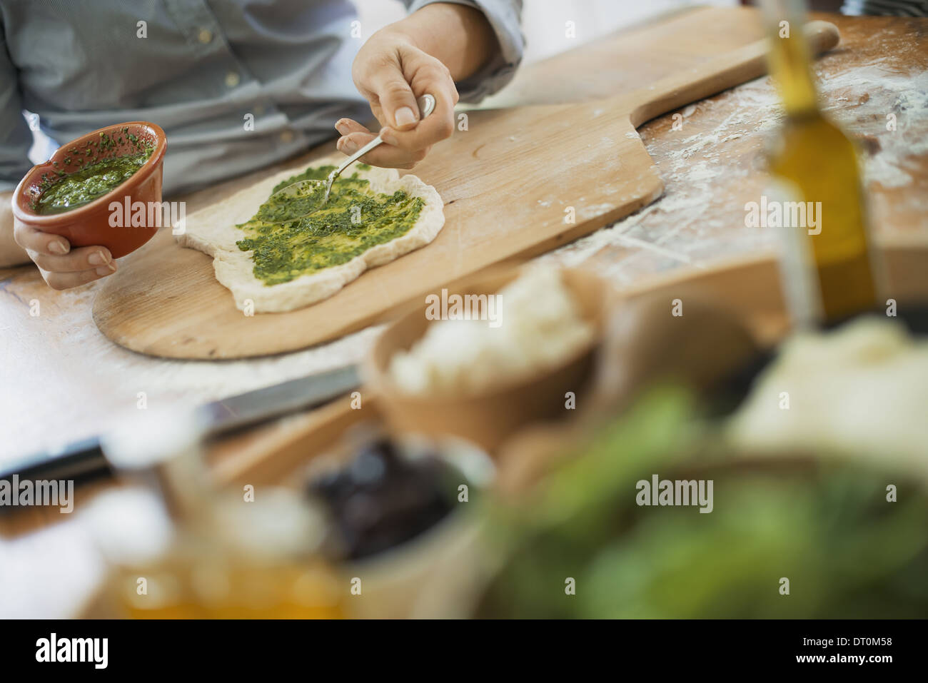 Woodstock, New York USA Person machen Wrap mit frischen Zutaten Stockfoto