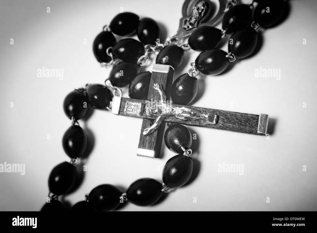 Katholischen schwarze Holzperlen mit Metall Kruzifix auf weißem Hintergrund Stockfoto