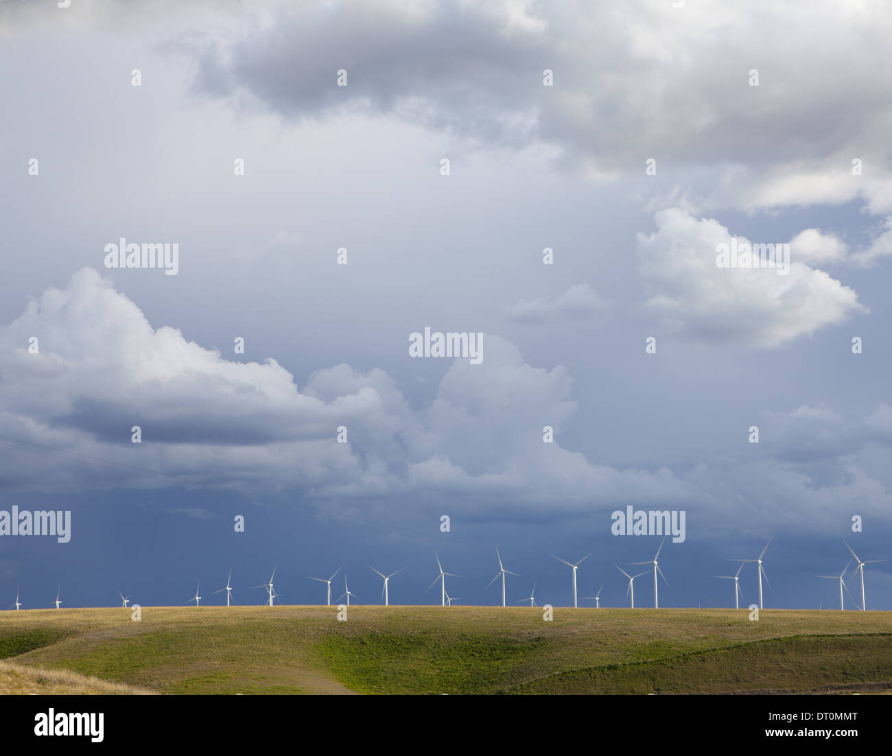 Washington USA Linie von Windkraftanlagen auf Ridge gegen stürmischen Himmel Stockfoto